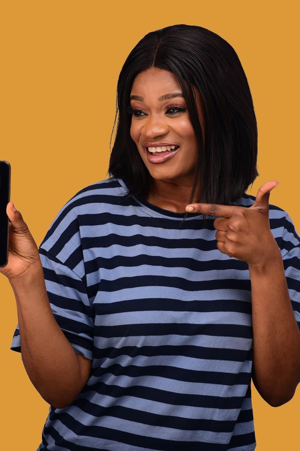 Femme souriante consultant son téléphone