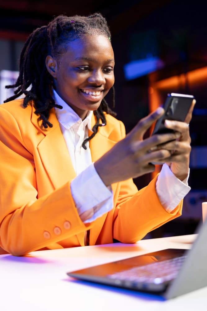 Femme souriante, portrait chaleureux