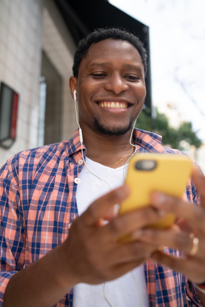 Personne souriante consultant son téléphone